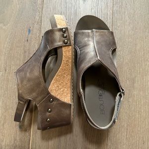Boutique by corky’s Bronze wedge sables.